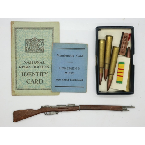 2195 - Mixed military collectables. UK P&P Group 1 (£16+VAT for the first lot and £2+VAT for subsequent lot... 