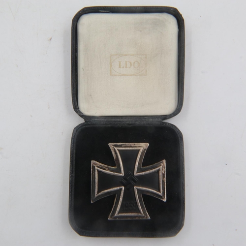 2251 - WWII German Iron cross 1st Class. The award is of 3 part construction with an iron core, boxed. UK P... 