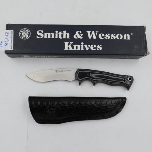 2149B - Smith & Wesson Micarta Hunter knife, with leather sheath, boxed. UK P&P Group 1 (£16+VAT for the fir... 