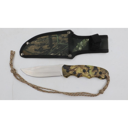 2149E - A modern unbranded hunting knife in camouflage canvas sheath. UK P&P Group 1 (£16+VAT for the first ... 