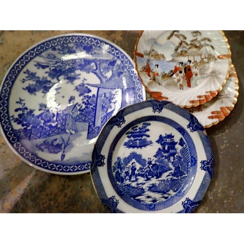 1201 - Four 19th and 20th century Japanese cabinet plates, largest D: 31 cm. Not available for in-house P&P