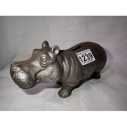 1239 - Cast iron hippo money box, L: 20 cm. UK P&P Group 1 (£16+VAT for the first lot and £2+VAT for subseq... 