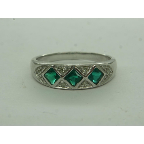 11 - Sterling silver ring set with green semi-precious stones, size O, 3g. UK P&P Group 0 (£6+VAT for the... 