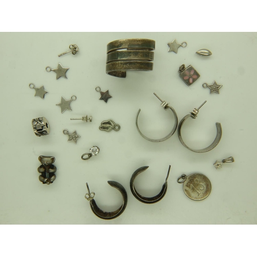 31 - Quantity of 925 jewellery including earrings, ring, pendants. UK P&P Group 1 (£16+VAT for the first ... 