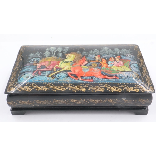 96 - Russian lacquered casket, the cover depicting an image of the Palekh Bird of Troika, 14 x 8 x 4 cm H... 