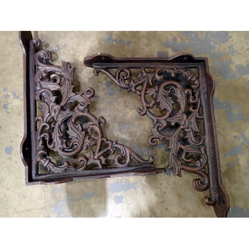 1520 - Pair of cast iron shelving brackets. Not available for in-house P&P