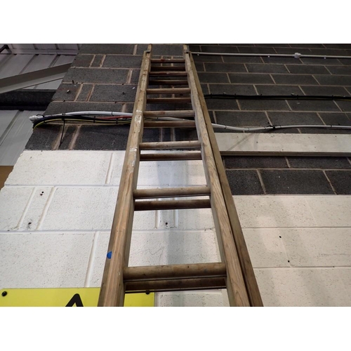 1645 - Large wooden twelve rung extendable ladder. Not available for in-house P&P