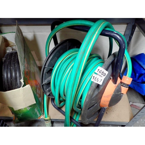 1659 - B&Q border and lawn boxed water kit (unchecked) and a watering hose on reel. Not available for in-ho... 