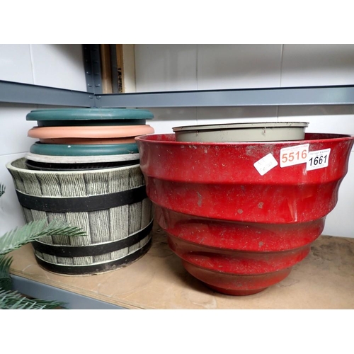 1661 - Shelf of plastic plant pots. Not available for in-house P&P