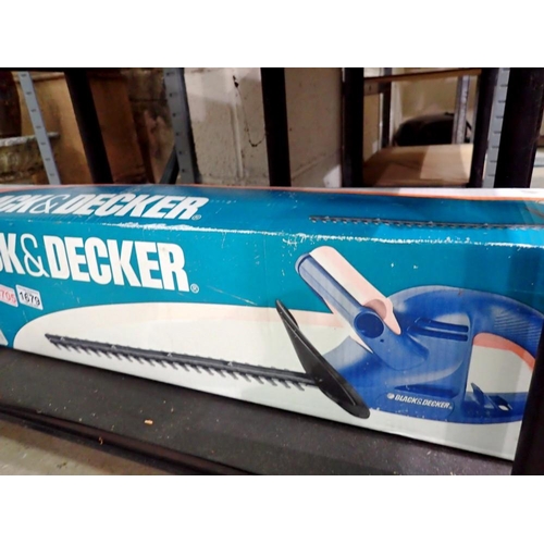 1679 - Black & Decker GT250 hedge trimmer. Not available for in-house P&P