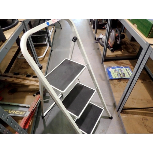 1717 - Three step rubber tread stepladder. Not available for in-house P&P