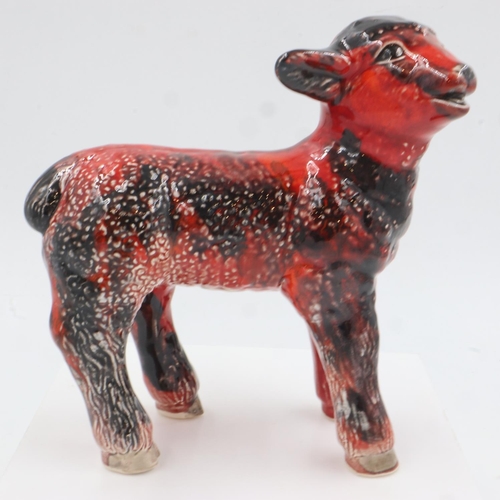 181 - Anita Harris lamb, signed in gold, no cracks or chips, H: 17 cm. UK P&P Group 2 (£20+VAT for the fir... 