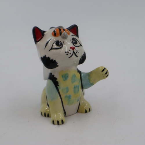 224 - Lorna Bailey cat and bee, no cracks or chips, H: 13 cm. UK P&P Group 1 (£16+VAT for the first lot an... 