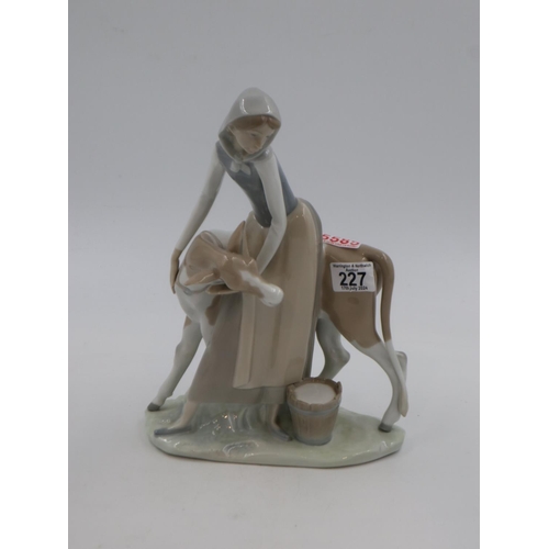 227 - Large Lladro figure of a girl with a cow, H: 33 cm, no cracks or chips. UK P&P Group 3 (£30+VAT for ... 