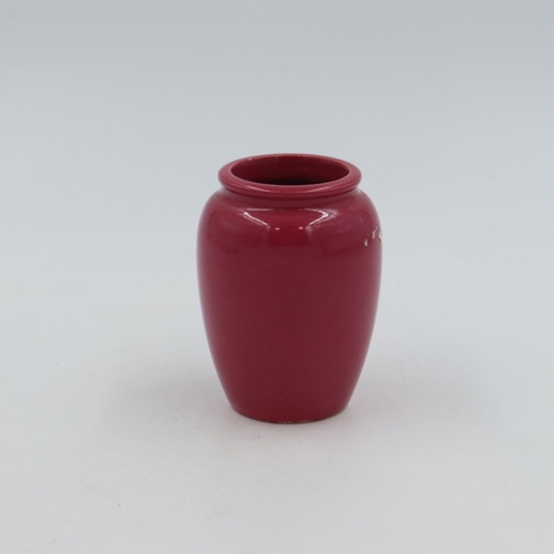 262 - Monochrome vase in fuchsia glaze, H: 12 cm. UK P&P Group 2 (£20+VAT for the first lot and £4+VAT for... 