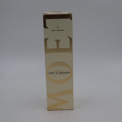 332 - 75cl bottle of Moet & Chandon Brut Imperial Champagne, with sleeve. UK P&P Group 2 (£20+VAT for the ... 