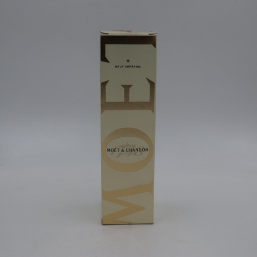 332 - 75cl bottle of Moet & Chandon Brut Imperial Champagne, with sleeve. UK P&P Group 2 (£20+VAT for the ... 