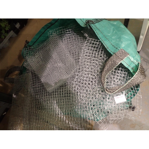 1717A - Large quantity of mixed size wire mesh. Not available for in-house P&P