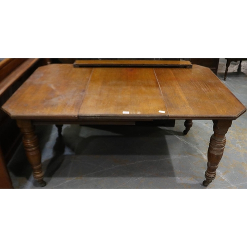 2078 - A Victorian oak extending dining table, 166 x 114 x 75 cm H (extended), no winder. Not available for... 