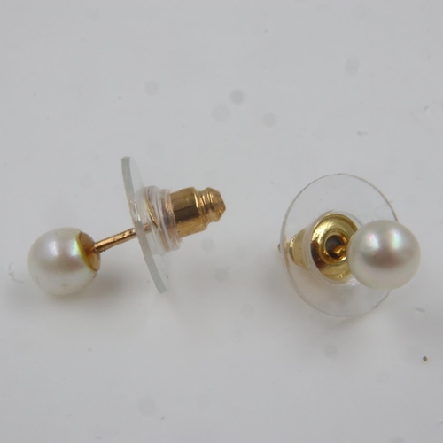 43 - 9ct gold and pearl solitaire stud earrings, 0.8g. UK P&P Group 0 (£6+VAT for the first lot and £1+VA... 