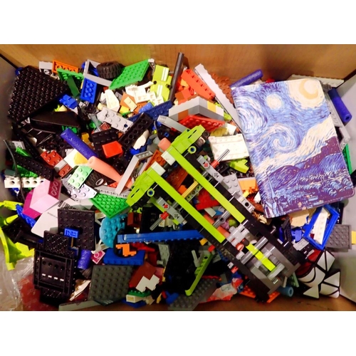 1032 - Large box full of loose Lego. Not available for in-house P&P