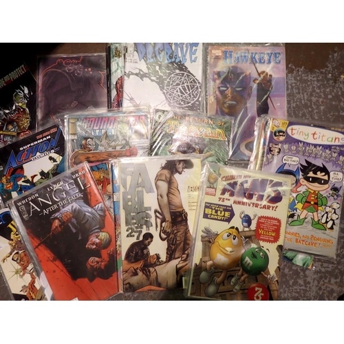 1054 - 33 Marvel & DC comics, most in sleeves. UK P&P Group 2 (£20+VAT for the first lot and £4+VAT for sub... 