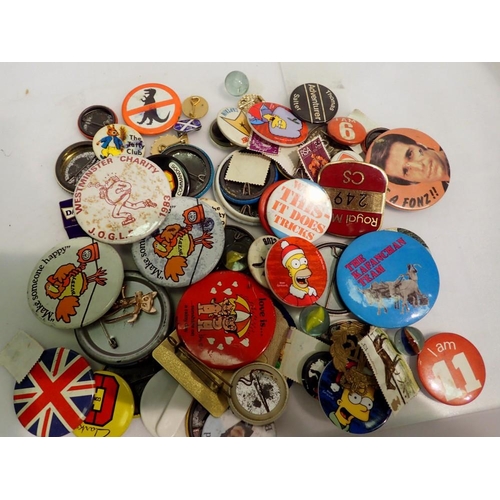 1072 - Collection of vintage pin badges including Star Wars, OXO and BT Buzby examples, two tubes. UK P&P G... 