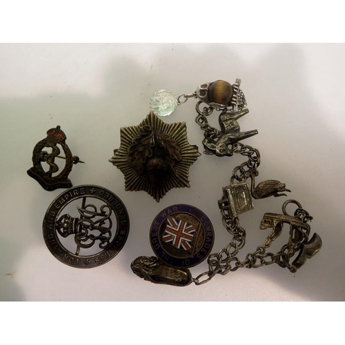 1074 - Small collection of collectibles to include badges and chains. UK P&P Group 1 (£16+VAT for the first... 