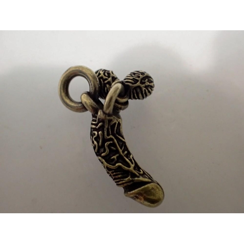 1080 - Roman style phallic fertility pendant. L: 35mm. UK P&P Group 0 (£6+VAT for the first lot and £1+VAT ... 