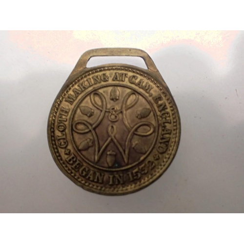 1082 - Cambridge cloth making commemorative fob - since 1552. UK P&P Group 0 (£6+VAT for the first lot and ... 