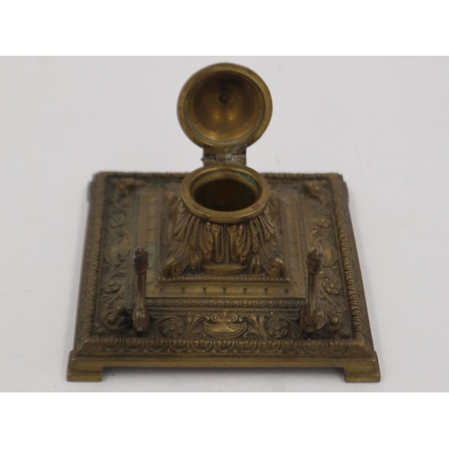 325 - Victorian desk stand with inkwell. UK P&P Group 2 (£20+VAT for the first lot and £4+VAT for subseque... 