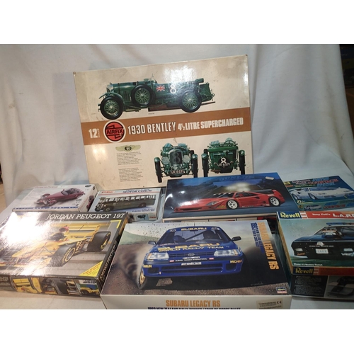 2059 - Eight part built car and bus kits, including Airfix 1/12 scale Bentley, plus eighteen built plastic ... 