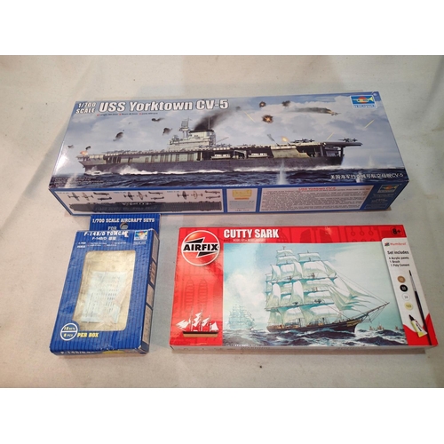 2074 - Trumpeter 1/700 scale USS Yorktown aircraft carrier, as new, boxed, plus extra Tomcat F-14 aircraft,... 