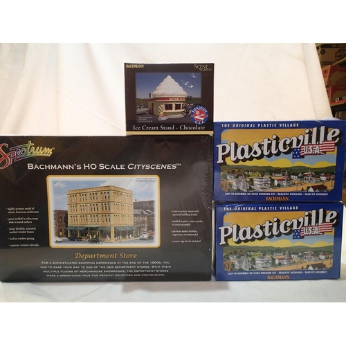 2127 - Three Bachmann HO scale building kits, comprising department store, and two railroad work sheds, plu... 