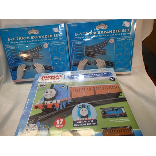 2129 - Bachmann OO gauge Thomas the Tank with engine and clarabel coaches, E-Z track and controller, plus t... 