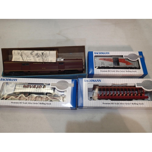 2133 - Three Bachmann and one Athearn HO scale American rolling stock, excellent condition, wear to boxes. ... 