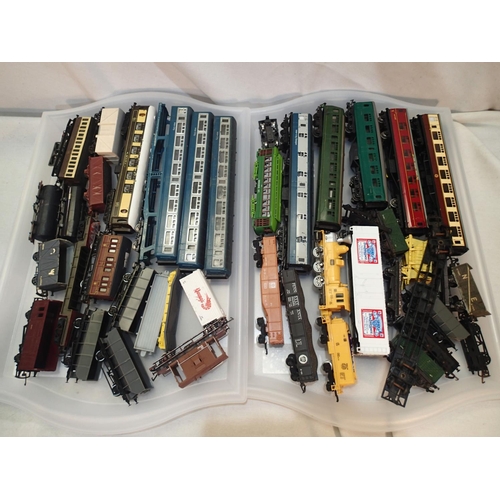 2134 - Selection of OO scale wagons and coaches etc suitable for spares or refurbishment. UK P&P Group 2 (£... 