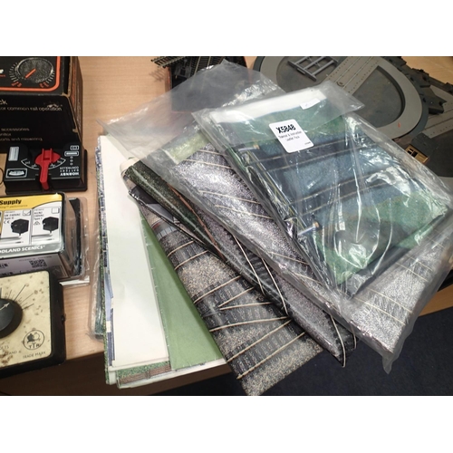 2136 - Quantity of OO scale track plus track mats and controllers, also includes selection of plastic build... 