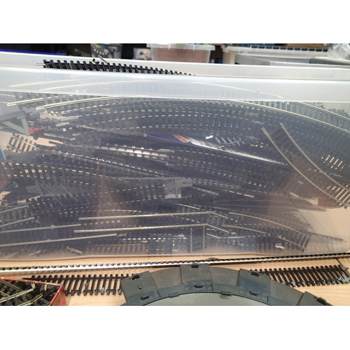 2136 - Quantity of OO scale track plus track mats and controllers, also includes selection of plastic build... 