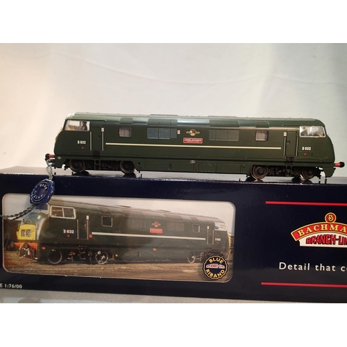 2251 - OO scale Bachmann 32-051, Warship diesel, D832, Onslaught, green, near mint, storage wear to box. UK... 