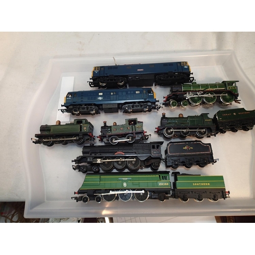 2264 - OO scale, eight assorted locomotives, steam and diesel, some may require attention, spares/repair. U... 