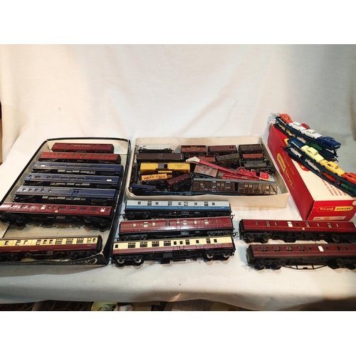 2265 - OO scale, selection of coaches and wagons, some repainted and require attention, including Triang R6... 