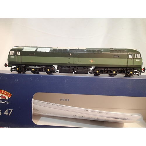 2283 - OO scale Bachmann 32-806, class 47, D1842, two tone green, late crest, near mint, box with wear. UK ... 