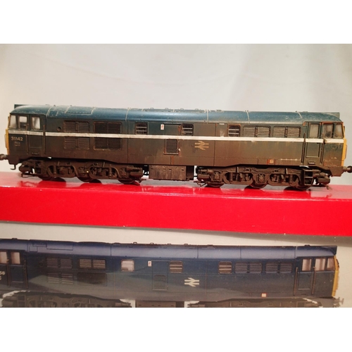 2290 - OO scale Hornby R2413B, class 31, re-finished as 31142, detailed and weathered, excellent condition,... 