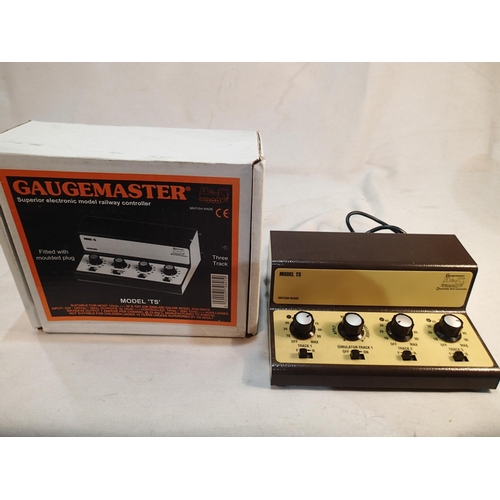 2331 - Gaugemaster model TS three track controller, excellent condition, boxed. UK P&P Group 1 (£16+VAT for... 