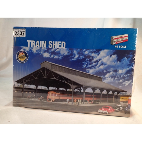 2337 - HO scale Walthers train shed kit, approximately 57 x 35 x 16 cm H, new, factory sealed. UK P&P Group... 