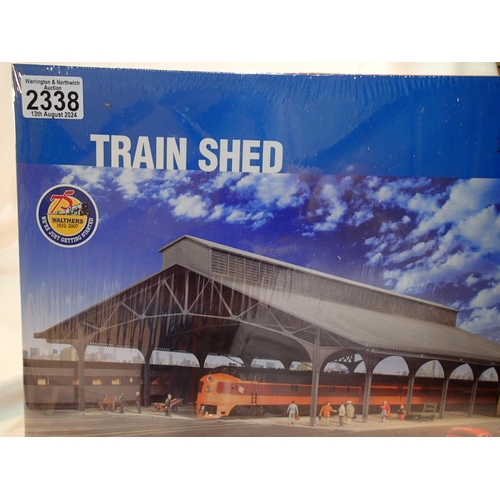 2338 - HO scale Walthers train shed kit, approximately 57 x 35 x 16 cm H, new, factory sealed. UK P&P Group... 