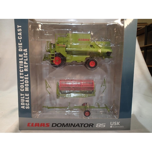 2341 - USK Models 1/32 scale Claas Dominator 85, combine harvester set, as new, boxed. UK P&P Group 1 (£16+... 