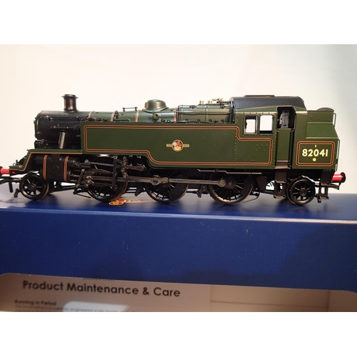 2402 - OO scale Bachmann 31-976B, 3MT tank, 82041, lined green, late crest, near mint, storage wear to box.... 