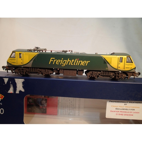 2409 - OO scale Bachmann 32-612, class 90 electric, 90042, freight linter power hall, weathered, near mint,... 